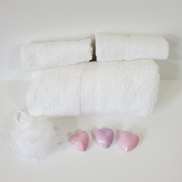 Bath set- bath towel, two washcloths and three heart shaped bath bombs NWT - Picture 2 of 8